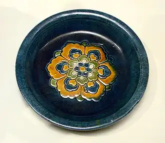 Plat rond de céramique sancai orné d'un motif floral, VIIIe ou IXe&nbsp;siècle. Musée Guimet