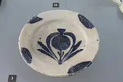 Plat tripode à la grenade, décor peint en bleu sur glaçure, fin VIIIe – IXe&nbsp;siècle.