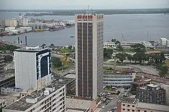 L'immeuble EECI, typique des années 1960. A côté, le siège local flambant neuf d'Ecobank.