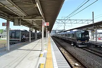 Serie 207 à gauche, 321 à droite