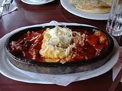 Tocană cu mămăligă (rôti de porc à la polenta)