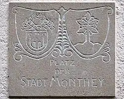 Plaque en granite sur laquelle figure les armoiries de Tübingen et de Monthey et le nom de la place.
