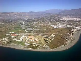Plage de Grenade (es) à l'ouest (à gauche), plage de Poniente (es) à l'est (à droite)
