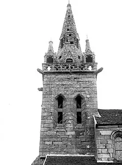 L'église paroissiale Saint-Efflam : le clocher (photo ancienne d'Eugène Lefèvre-Pontalis)