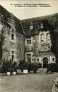 Le château du Leslac'h (cour intérieure) au début du XXe&nbsp;siècle.