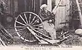 Plestin-les-Grèves (Saint-Efflam) ː vieille femme filant au rouet au début du XXe&nbsp;siècle (carte postale).