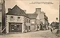 Plestin-les-Grèves ː le carrefour de l'église et la route de Saint-Efflam vers 1920 (carte postale).