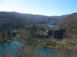 La grande chute d'eau du lac Galovac