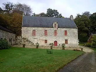 Le logis principal du manoir de Kerservant.
