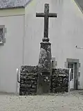 Stèle christianisée dans l'enclos paroissial de Plogonnec (bétyle datant du second Âge du Fer).