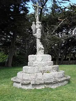 Le calvaire dans l'enclos paroissial de la chapelle Saint-Budoc.