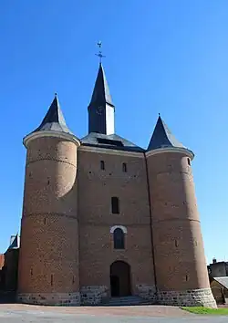 L'église fortifiée Notre-Dame de Plomion.