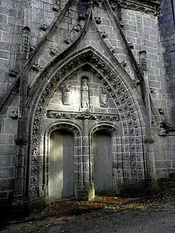 La porte occidentale de l'église.