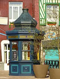 L'entrée secondaire du parc aquatique depuis le parc d'attractions.