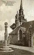 Plouezoc'h ː église paroissiale et croix hozannière vers 1925 (carte postale).
