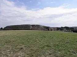 Vue arrière de l'ensemble des deux cairns.