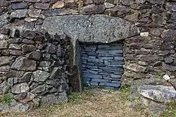 vue de face de l'entrée, murée.