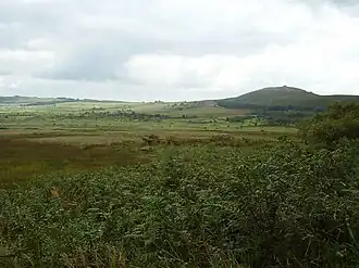 Vue du mont Saint-Michel et de sa forme caractéristique immédiatement visible dans la chaîne des monts d'Arrée.