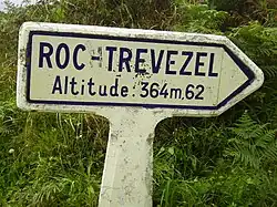 Indication touristique du Roc'h Trevezel (avec l'altitude erronée de 364,62&nbsp;m) dans les monts d'Arrée (Finistère).
