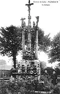 Le calvaire près de l'église de Plourac'h au début du XXe&nbsp;siècle.