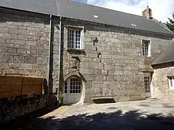 Vue rapprochée de la façade.