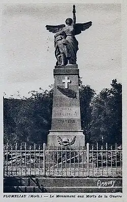 Le monument aux morts de Pluméliau vers 1925 (carte postale).