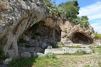 Ploutonion : grottes, vestiges du temple.