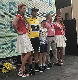 Podium du maillot jaune Juan José Lobato à Trévoux à l'issue de la 1re&nbsp;étape.