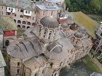 Photographie de la toiture d'un monastère orthodoxe.