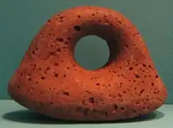  Un pilon à poï en roche volcanique datant du XVIIe&nbsp;siècle (Honolulu Museum of Art)