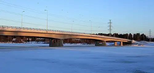 Le pont de la Poikkimaantie.