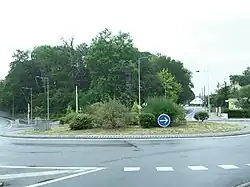 Le carrefour giratoire des routes départementales 990 et 67 en 2012.