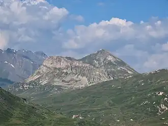 La pointe de Bellecombe depuis le Plan des Fontainettes par-delà le lac du Mont-Cenis au nord-est.