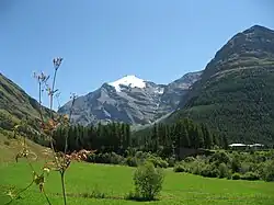 Vue sur la pointe de Charbonnel depuis Villaron au nord de Bessans.