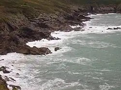 des rochers qui s'avancent dans la mer.