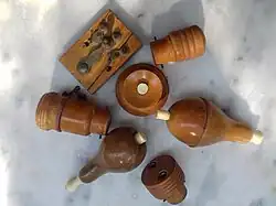 Poires d'allumage en bois. Coll. J.-P.&nbsp;Guittonneau.