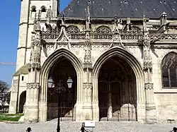 Gables en contre-courbes brisées (à gauche) et arc en cloche (à droite) (Notre-Dame de Poissy (début XVIe&nbsp;siècle)).