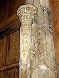 2e&nbsp;travée, trumeau du portail sculpté de personnages.