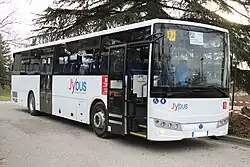 Photographie en couleurs d’un autocar blanc à Poisy.