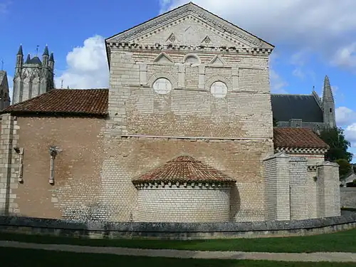 Façade du transept du baptistère Saint-Jean de Poitiers, avec sa décoration mérovingienne.