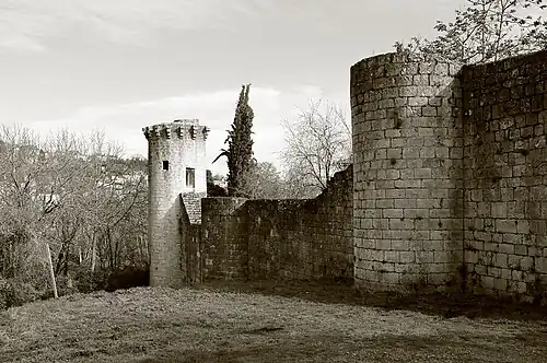 Vue des enceintes, rue des Remparts.