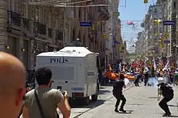 1er juin, la police tire des gaz lacrymogènes sur Istiklal Caddesi.