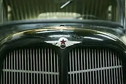 L'emblème avant du GAZ-M1