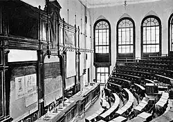 Un amphithéâtre du nouvel institut (1902)