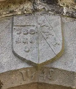 Le blason originel du XVIe siècle sur le porche de l'église avant l'adjonction du dessin moderne d'un pommier.