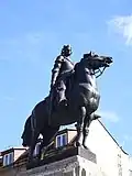 La figure du roi Ladislas II Jagellon à cheval couronnant le monument.