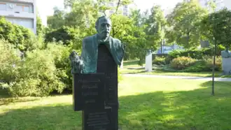 Monument à Franciszek Pieczka dans la galerie des Artistes. En haut, son buste qui tient un masque théâtral, en bas, sur une plaque, son nom, sa date de nasissance et de mort, sur une autre, un résumé de sa filmographie.