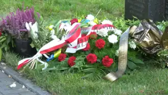 Fleurs déposées sous le monument