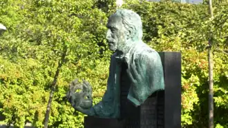 Gros plan sur le buste, de profil.