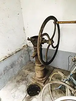 no&nbsp;22 : pompe à eau manuelle.